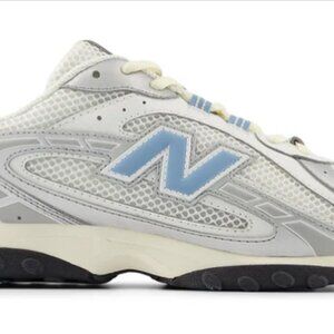*NIB* New Balance 204L Silver Metallic Sky Blue, 3.5 Youth/ 5 Women's